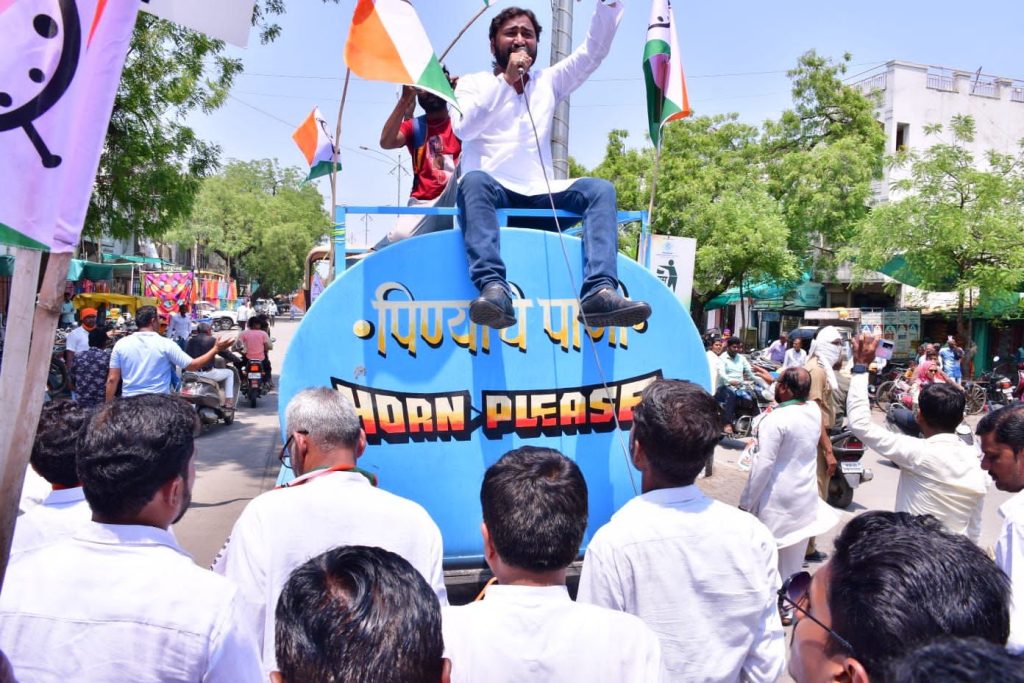 टँकरवर बसून राष्ट्रवादीचा जनआक्रोश मोर्चा